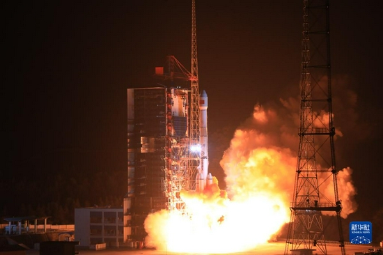 12月14日0时09分,我国在西昌卫星发射中心用长征三号乙运载火箭,成功将天链二号02星发射升空。卫星顺利进入预定轨道,发射任务获得圆满成功。新华社发(郑仲利 摄)