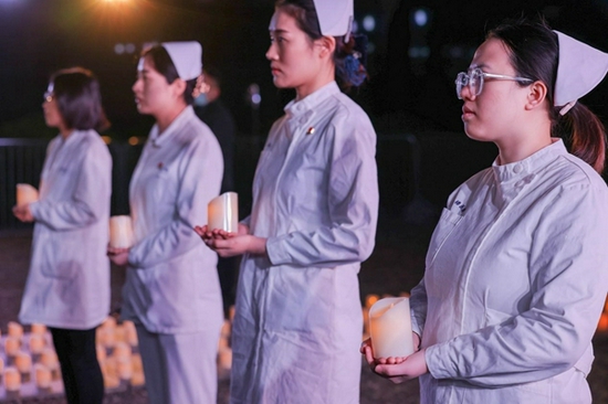 参加“烛光祭”的医护人员代表。