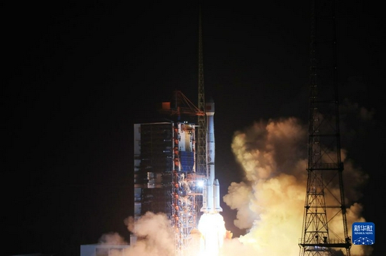 12月14日0时09分,我国在西昌卫星发射中心用长征三号乙运载火箭,成功将天链二号02星发射升空。卫星顺利进入预定轨道,发射任务获得圆满成功。新华社发(郑仲利 摄)
