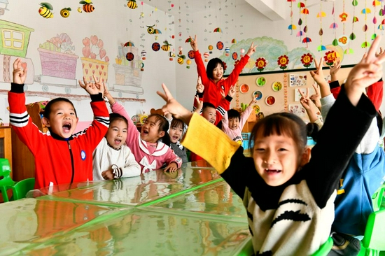 2021年10月19日,在山东省东营市垦利区杨庙社区幼儿园,孩子们在老师的带领下做游戏。