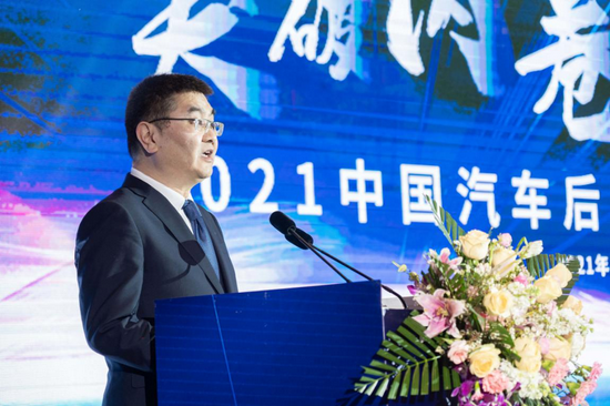 中汽研华诚认证(天津)有限公司 副总经理 张宇主持论坛开幕式