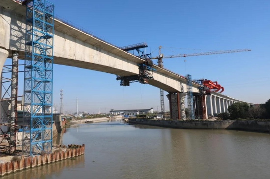 2021年11月中旬,南沿江城际铁路跨沪宁城际特大桥两处连续梁顺利合龙