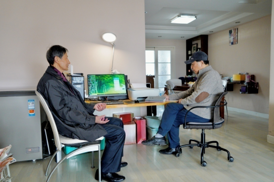张大明(左)接受作者采访