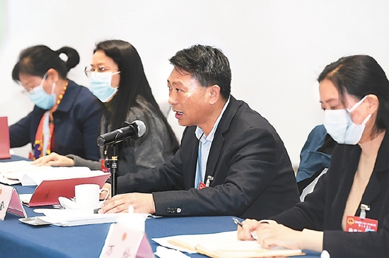 22日,省十三届人大五次会议的各代表团召开全体会议。会议现场气氛热烈,代表们踊跃发言。 本报记者 吴胜 朱江 万程鹏 摄