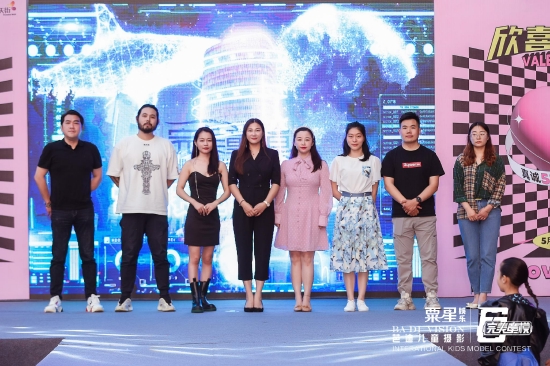 (嘉宾合影)(以上嘉宾从左到右:黄鸣雷、袁鹤息、徐海燕、管珊、杨希、杨若惜、羌臣、陈璐)