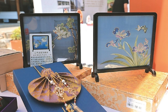 活动中参展的云锦工艺品