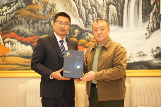 小糊涂仙酒业集团副总经理宋建林(左)向著名军事专家房兵(右)赠予小糊涂仙·睿