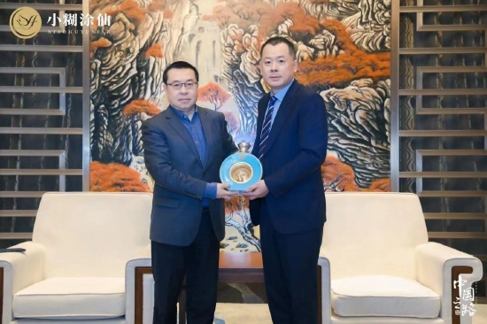 小糊涂仙酒业集团副总经理张志勇向凤凰网副总裁、总编辑邹明先生敬赠高端文创酒——小糊涂仙睿·天问