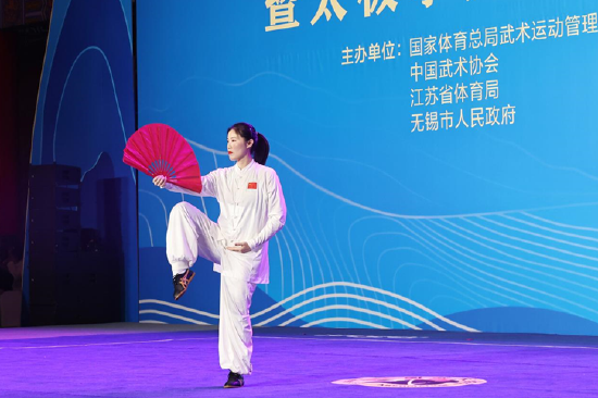 国家“体育运动荣誉奖章”获得者,第一届世界太极拳锦标赛陈式太极拳冠军,第二届世界太极拳国际第三套太极剑冠军杜昊滢——《陈式太极扇》