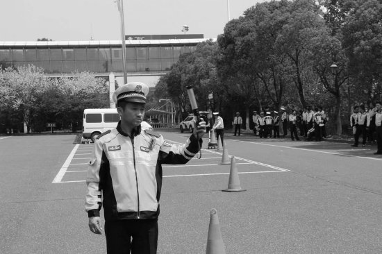 图为辅警王大勇生前工作画面。