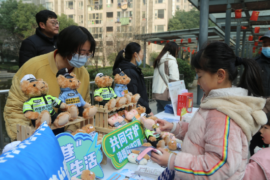 梁溪黄巷：法治集市热闹出摊，暖冬普法深入人心