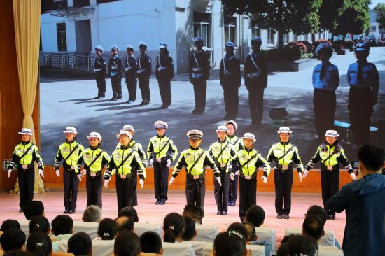 南京首批“小交警” 30岁了！