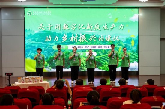 提案小组进行模拟提案展示