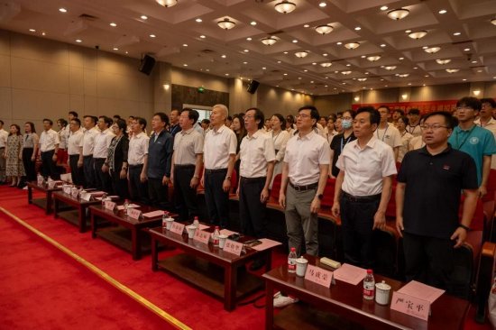 活动开幕式现场奏唱国歌