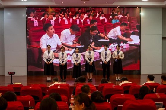 提案小组进行模拟提案展示