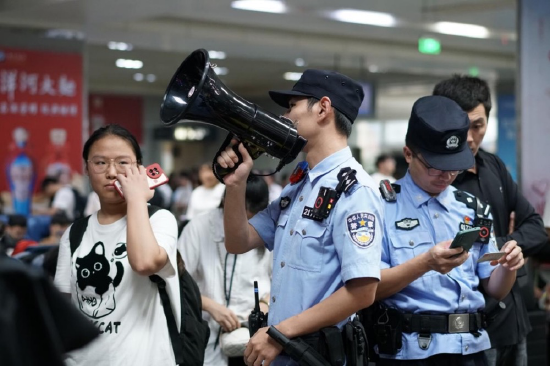 民警在客运车站疏导大客流 拍摄:李嘉