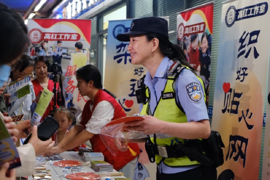 民警在地铁站开展反诈宣讲 拍摄:潘琦