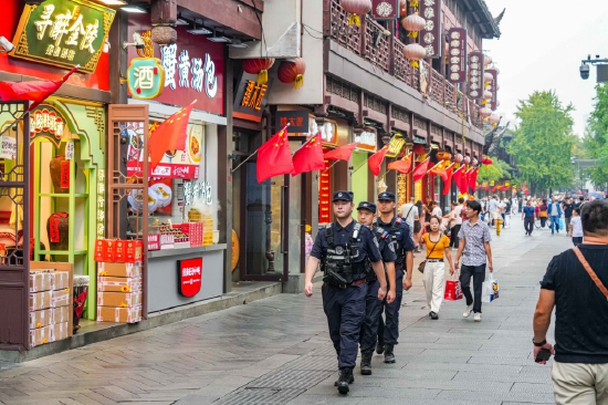 特警队员在景区开展巡逻防范 拍摄:赵阳