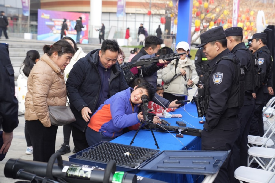市民现场体验警用武器装备。拍摄 袁海腾