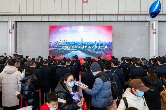 活动现场，参会代表和市民群众一起观看南京公安110宣传片&nbsp; &nbsp;拍摄：宁宫新