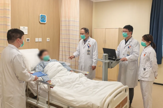 △服药前,医疗团队进行床边查房