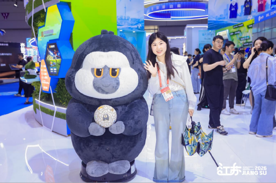 &nbsp;南大电子与红山动物园合作推出的“杜杜”机器人在现场很受欢迎