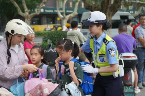 民警在长江路小学护学执勤并开展文明交通劝导