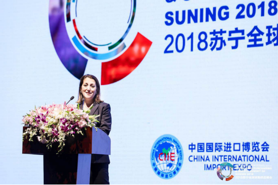 (土耳其贸易部副部长贡加·伊尔玛兹·巴图尔在进博会2018苏宁全球采购供应峰会上讲话)