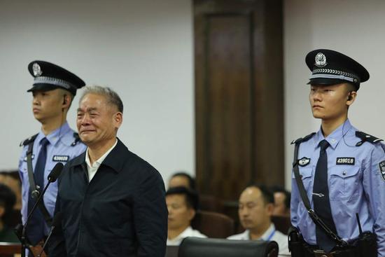 庭审时的魏民洲 庭审时的魏民洲