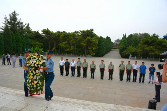2016年8月,林凯俊将军一行回临汾,拜谒临汾烈士陵园,并敬献花圈。