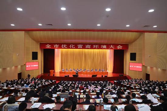 江苏泰兴召开两千人大会,聚焦优化营商环境。 泰兴官方供图