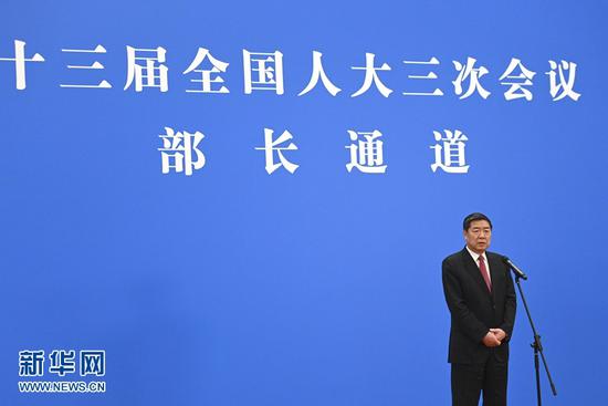 5月22日,第十三届全国人民代表大会第三次会议举行首场“部长通道”采访活动。这是国家发展和改革委员会主任何立峰通过网络视频方式接受采访。 新华社记者 陈晔华 摄