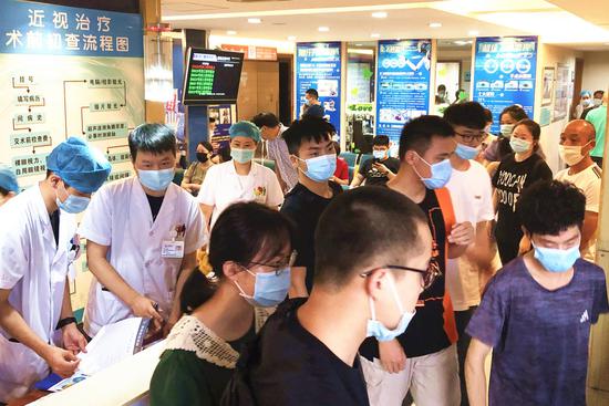 高考过后，常州激光医院挤满了迫切激光矫正近视的年轻人