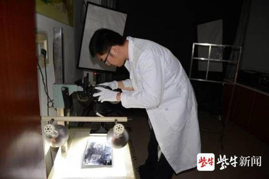 方钰进行足迹比对