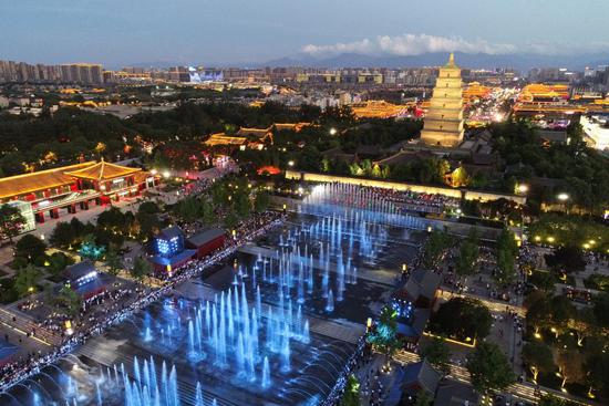 2019年7月26日,日暮时分繁华的陕西省西安市大雁塔文化休闲景区。新华社记者邵瑞摄