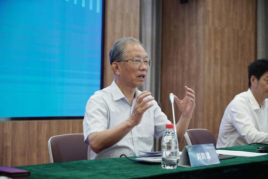中国工程院院士、紫金山实验室主任刘韵洁介绍大会重要嘉宾和核心内容