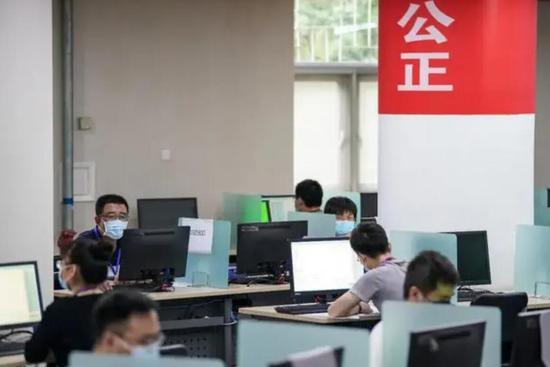 6月16日，评卷老师在高考数学评卷现场用计算机系统阅卷。新华社记者 彭子洋 摄