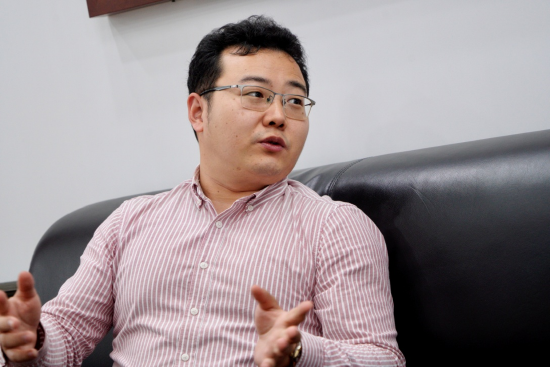 孟昱接受采访。 范素丽摄