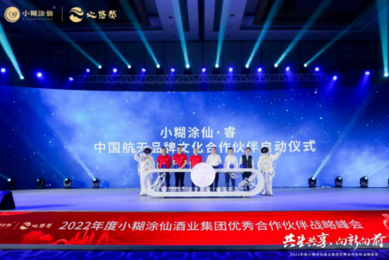 左一 曾琦 左二 宋建林 左三 梁国杰 右三 申行运 右一 王大成