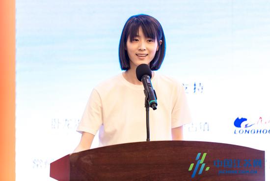 记者代表浙江在线记者黄云灵发言
