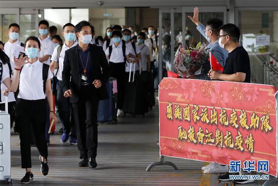 香港市民代表欢迎内地核酸检测支援队抵达香港(8月21日摄)。 新华社记者 李钢 摄