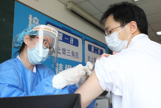 3月24日,医务人员在上海仁济医院东院区进行新冠疫苗接种。新华社记者 方喆 摄