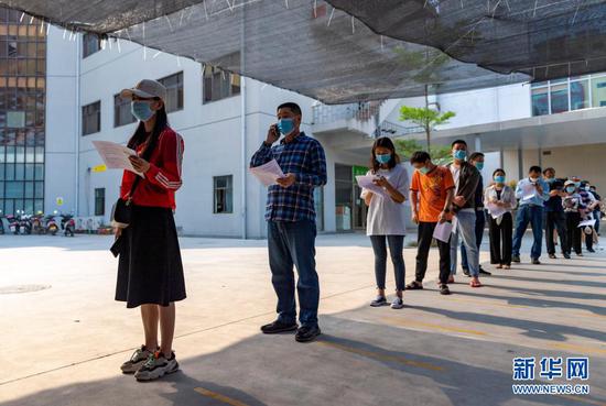 4月1日,群众在瑞丽市景成医院新冠疫苗接种点排队等待接种疫苗。新华社记者 陈欣波 摄