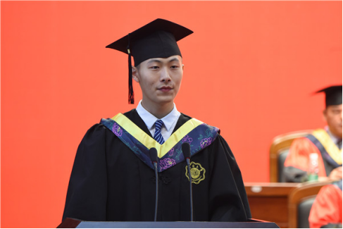 毕业生代表李升涛发言