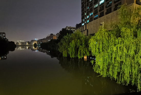 21:50水西门大桥地处秦淮和建邺两区交界处，两边栈道均已淹没，目前水位在10.04米。