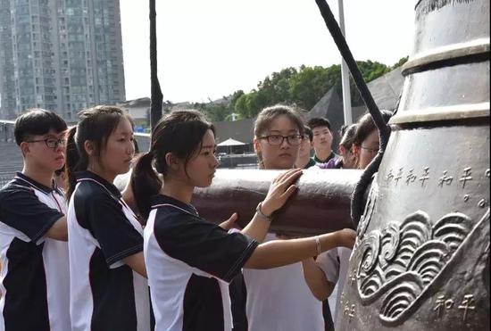 日本宣布投降73周年 多国友人齐聚南京升国旗、撞响和平钟