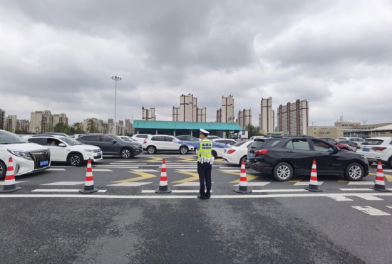 交警在指挥疏导出城大客流 拍摄:郎伟超