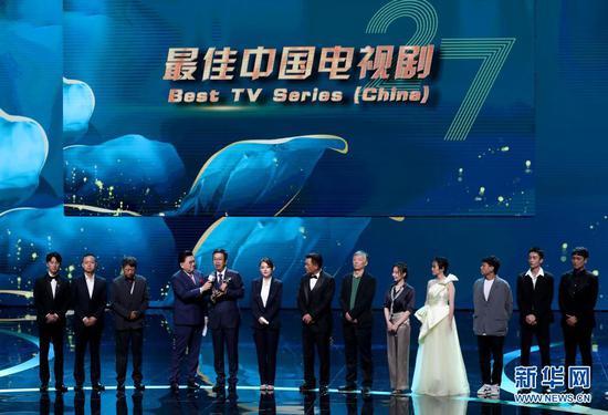 6月10日,获最佳中国电视剧奖的《山海情》剧组登台领奖并接受采访。新华社记者 刘颖 摄