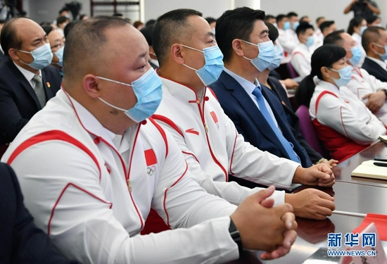 7月14日,中国羽毛球协会主席张军(左一)与中国乒乓球协会主席刘国梁(左二)在会议现场。新华社记者陶希夷摄