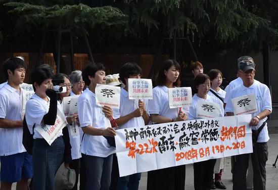 日本宣布投降73周年 多国友人齐聚南京升国旗、撞响和平钟